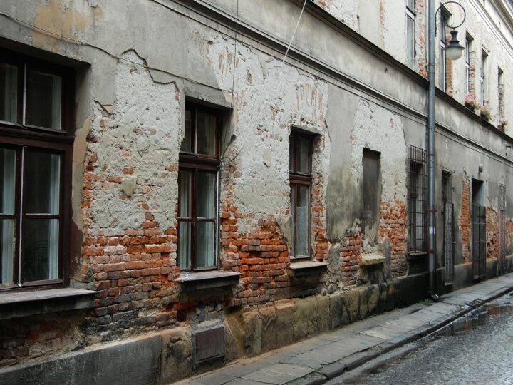Czarna seria w łódzkich kamienicach