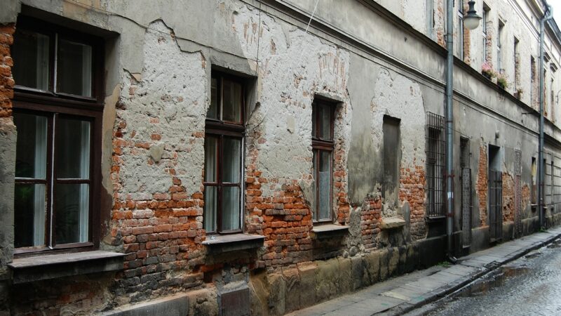 Czarna seria w łódzkich kamienicach