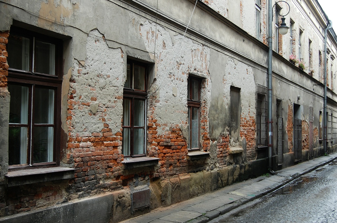 Czarna seria w łódzkich kamienicach