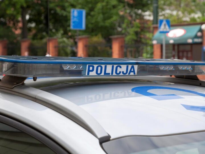 Policja na tropie kierowcy BMW, który uciekł po zderzeniu z drzewem w Kudrowicach