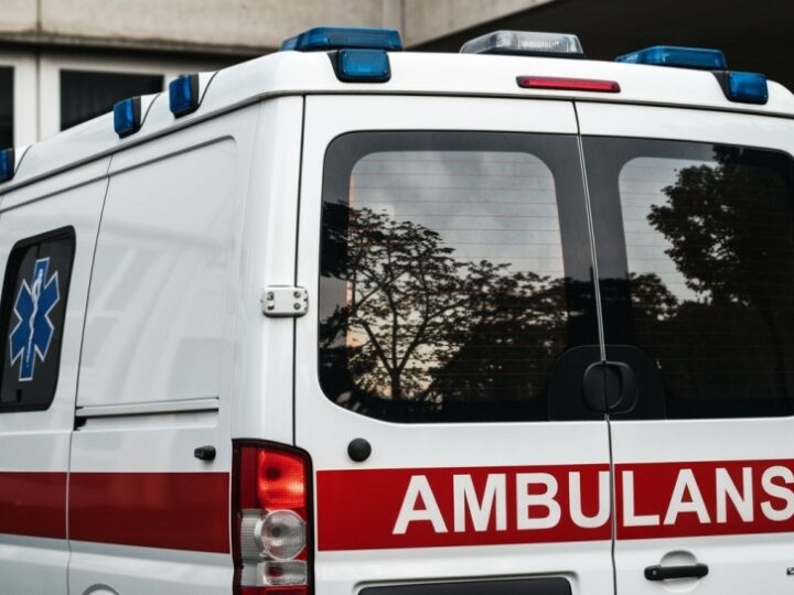 Bezpieczne szkoły: Policja i strażacy omawiają kluczowe zagrożenia z dyrektorami placówek